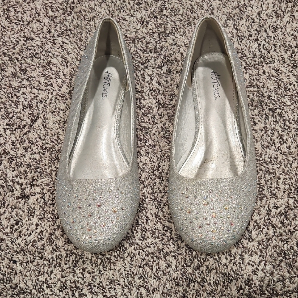 Hot Cakes Sparkling Silver Flats Size 10W